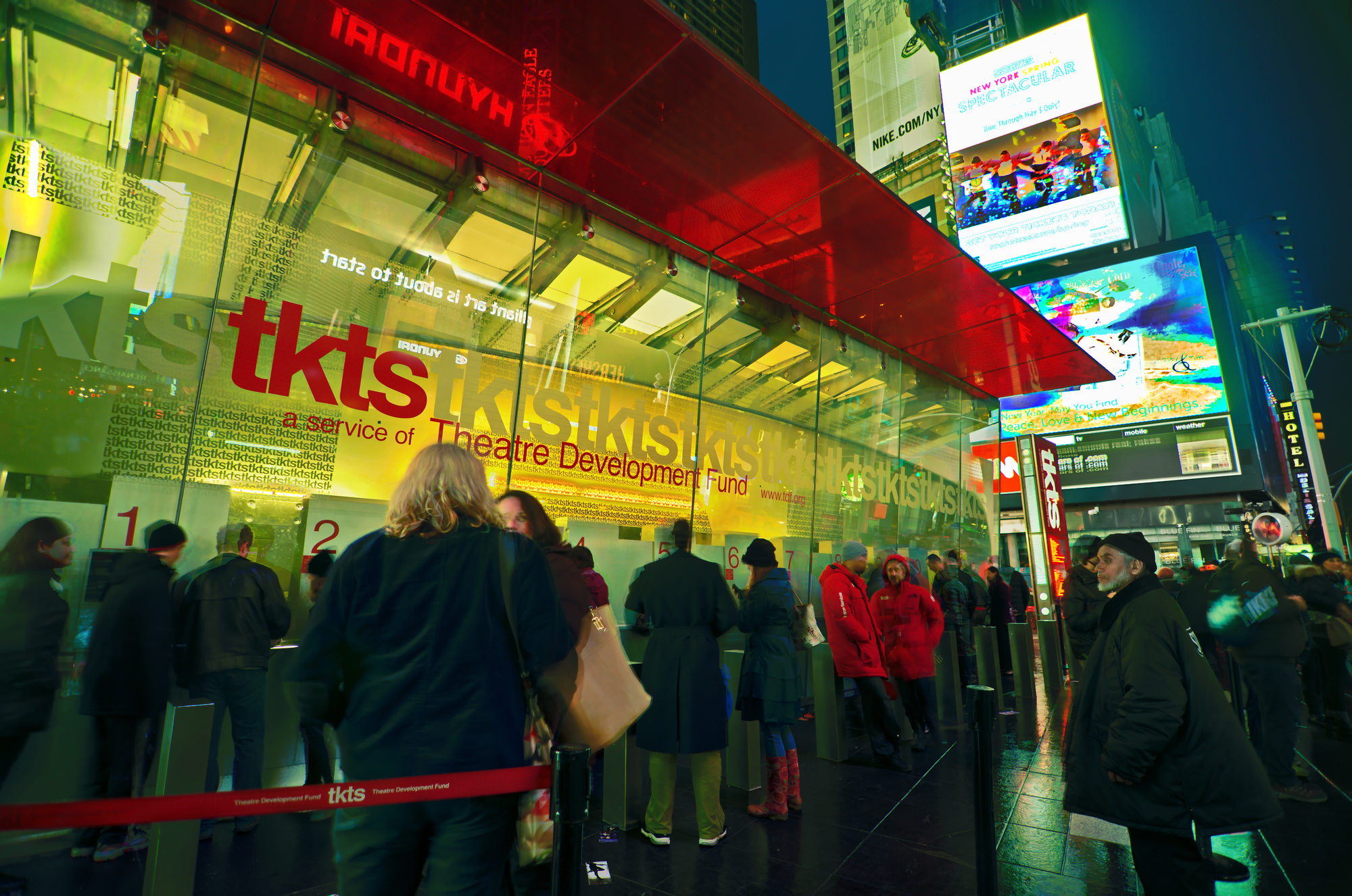 picture-of-people-queuing-for-broadway-tickets-cheap-broadway-tickets