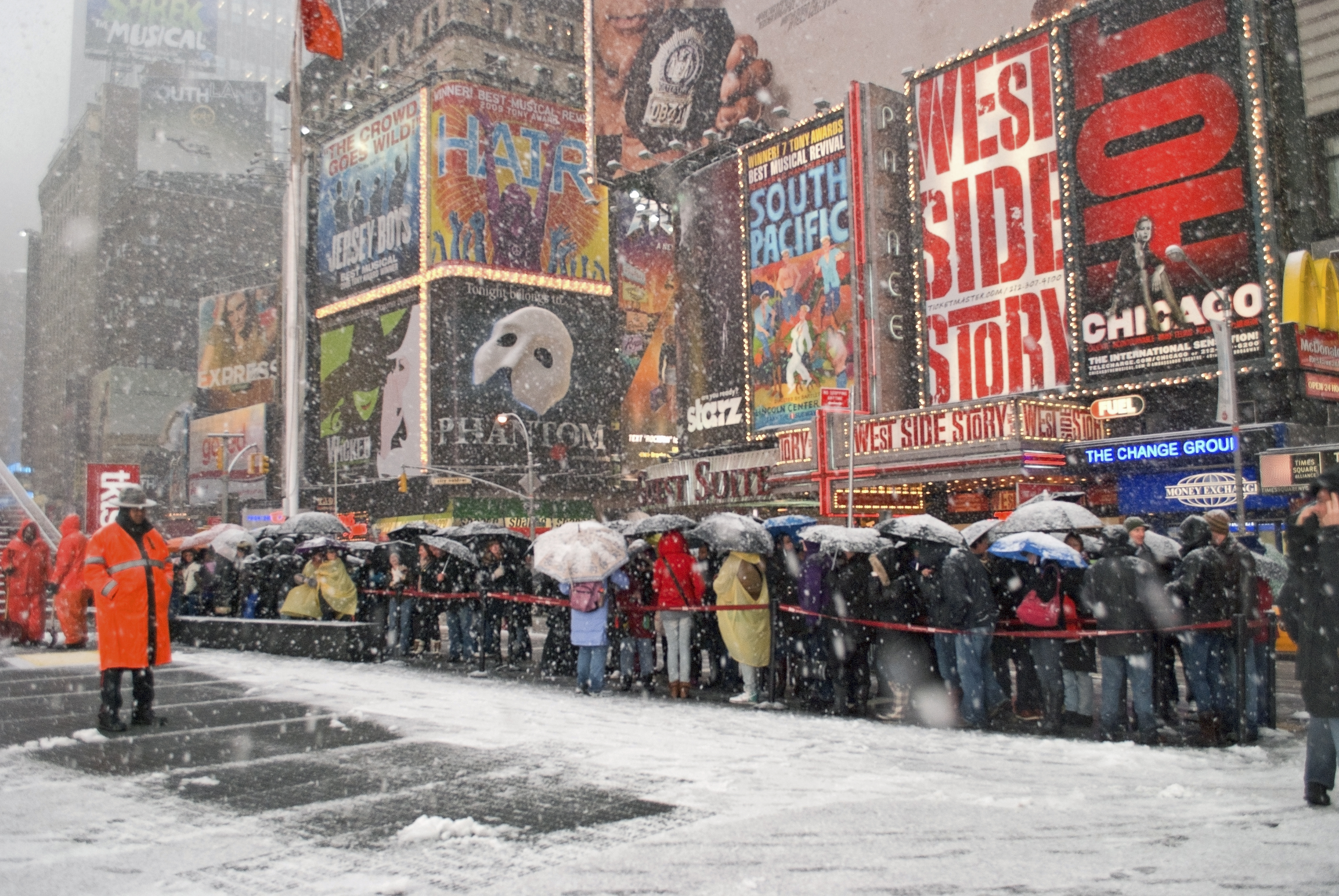 pictire-off-people-queuing-outside-broadway-show-cheap-tickets-forbroadway