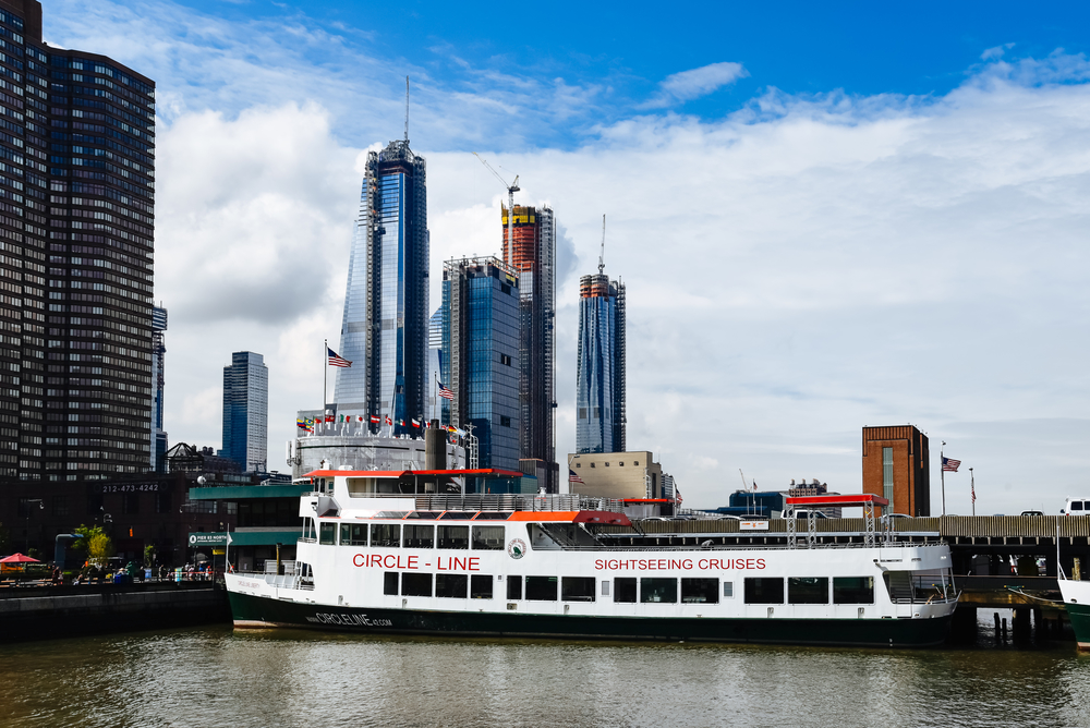 a-pictiure-of-a-cruise-ship-on-the-hudson-river-3-days-in-new-york